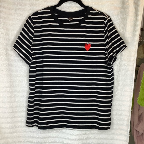 Black and white stripe tee Red Heart 38” w x 22” length large comfy t-shirt - Picture 4 of 4